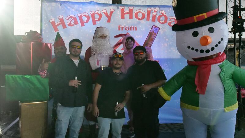 Download your raw, unedited FREE Christmas Photos here!