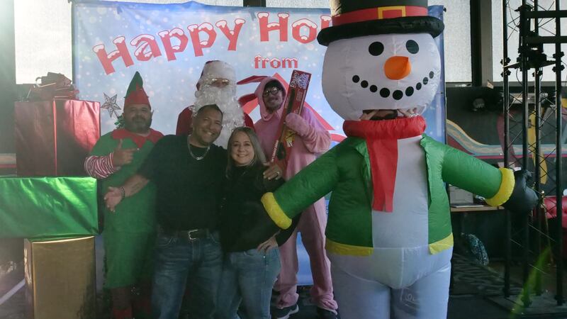 Download your raw, unedited FREE Christmas Photos here!